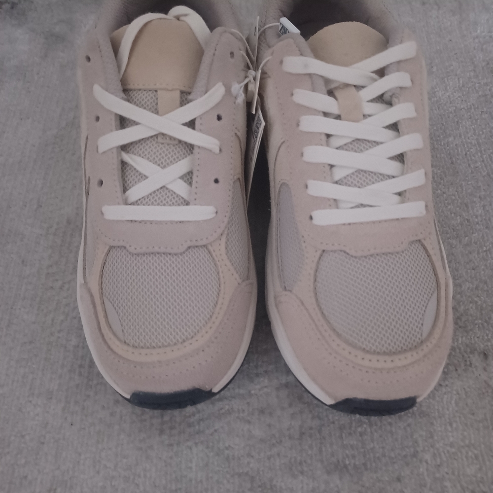 Sneakers - Picture 7 of 9
